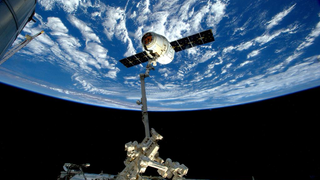 Shaking Off Scrubbed Launch, SpaceX Celebrates A Dragon Splashdown